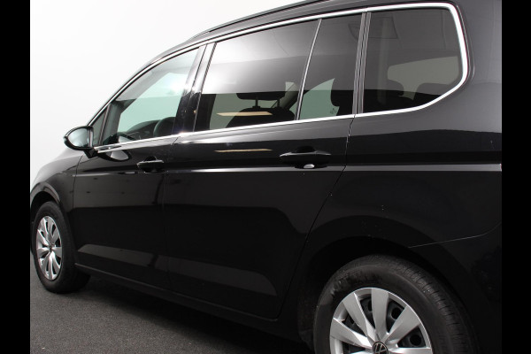 Volkswagen Touran 1.5 TSI 150pk DSG Comfortline Plus 7p | Navigatie | Apple Carplay/Android Auto | Wegklapbare trekhaak | Parkeersensoren | Adaptive Cruise Control | Stoelverwarming | Getinte ramen | Climate Control