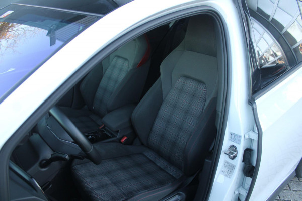 Volkswagen Golf 2.0 TSI GTI | Pano | Remus | HUD | HK | IQ