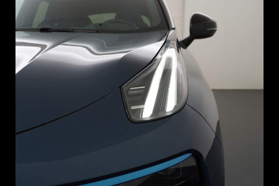 Lynk & Co 01 1.5 PHEV AUT-7 261pk Pano-Schuifdak Lmv 20" 360°Camera Zwarte hemel bekleding Apple Carplay Android Auto Adap.Cruise Navi Pdc Ec Elek.Memory.Stoel File assistent Dodehoek detector Elektrisch bedienbare achterklep Rijstrooksensor Wifi Verkeersbord detectie 425Nm koppel 3,7kw laadvermogen €44.880 Nieuwprijs 1e Eigenaar Origineel NLse auto!