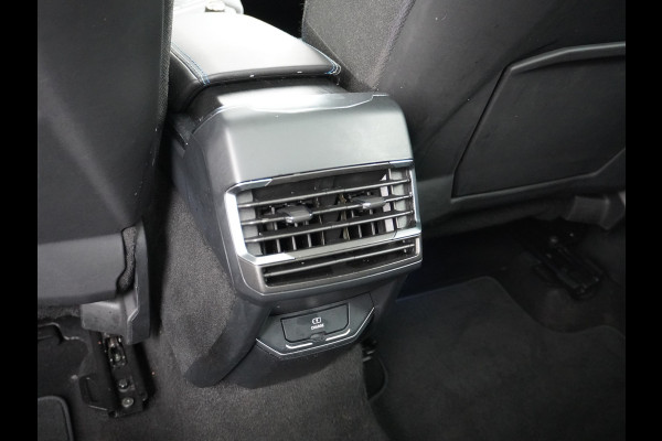 Lynk & Co 01 1.5 PHEV AUT-7 261pk Pano-Schuifdak Lmv 20" 360°Camera Zwarte hemel bekleding Apple Carplay Android Auto Adap.Cruise Navi Pdc Ec Elek.Memory.Stoel File assistent Dodehoek detector Elektrisch bedienbare achterklep Rijstrooksensor Wifi Verkeersbord detectie 425Nm koppel 3,7kw laadvermogen €44.880 Nieuwprijs 1e Eigenaar Origineel NLse auto!