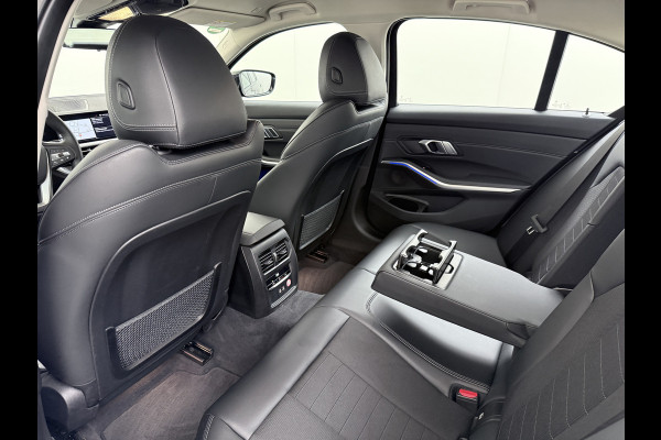 BMW 3-serie 320i 2.0T 184pk AUT-8 Navi-Pro Apple Carplay Android Bordherk. Sport Line Shadow-Line Sportstoel+ 1/2 Leer PDC-a+v Teleservice D HiFi+9speakers Drive-Assist LED Connected-Services LED Live Cockpit Pro Active guard DAB WiFi 1600kg trekvermogen