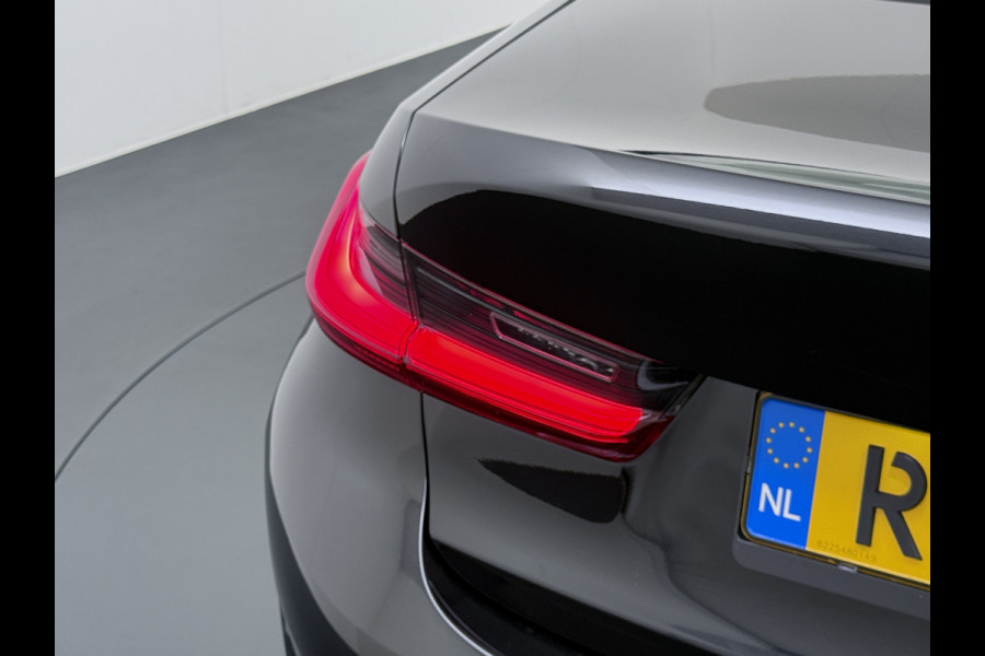 BMW 3-serie 320i 2.0T 184pk AUT-8 Navi-Pro Apple Carplay Android Bordherk. Sport Line Shadow-Line Sportstoel+ 1/2 Leer PDC-a+v Teleservice D HiFi+9speakers Drive-Assist LED Connected-Services LED Live Cockpit Pro Active guard DAB WiFi 1600kg trekvermogen