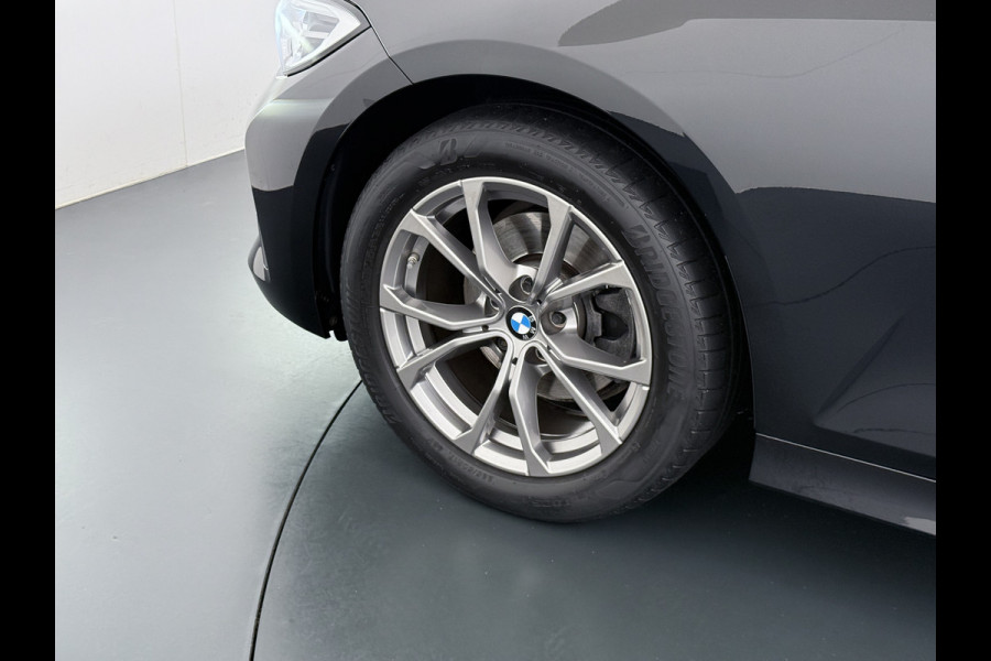BMW 3-serie 320i 2.0T 184pk AUT-8 Navi-Pro Apple Carplay Android Bordherk. Sport Line Shadow-Line Sportstoel+ 1/2 Leer PDC-a+v Teleservice D HiFi+9speakers Drive-Assist LED Connected-Services LED Live Cockpit Pro Active guard DAB WiFi 1600kg trekvermogen