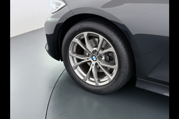BMW 3-serie 320i 2.0T 184pk AUT-8 Navi-Pro Apple Carplay Android Bordherk. Sport Line Shadow-Line Sportstoel+ 1/2 Leer PDC-a+v Teleservice D HiFi+9speakers Drive-Assist LED Connected-Services LED Live Cockpit Pro Active guard DAB WiFi 1600kg trekvermogen