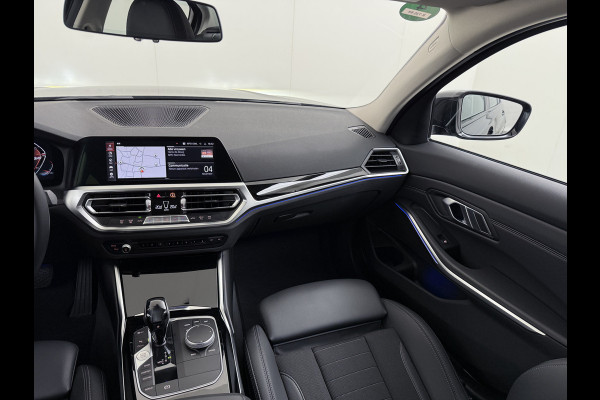 BMW 3-serie 320i 2.0T 184pk AUT-8 Navi-Pro Apple Carplay Android Bordherk. Sport Line Shadow-Line Sportstoel+ 1/2 Leer PDC-a+v Teleservice D HiFi+9speakers Drive-Assist LED Connected-Services LED Live Cockpit Pro Active guard DAB WiFi 1600kg trekvermogen