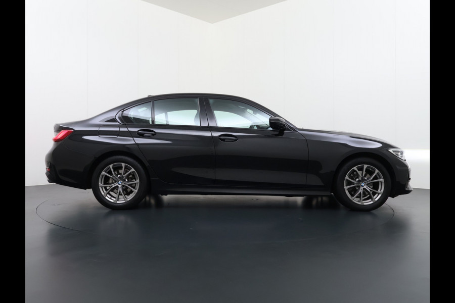 BMW 3-serie 320i 2.0T 184pk AUT-8 Navi-Pro Apple Carplay Android Bordherk. Sport Line Shadow-Line Sportstoel+ 1/2 Leer PDC-a+v Teleservice D HiFi+9speakers Drive-Assist LED Connected-Services LED Live Cockpit Pro Active guard DAB WiFi 1600kg trekvermogen