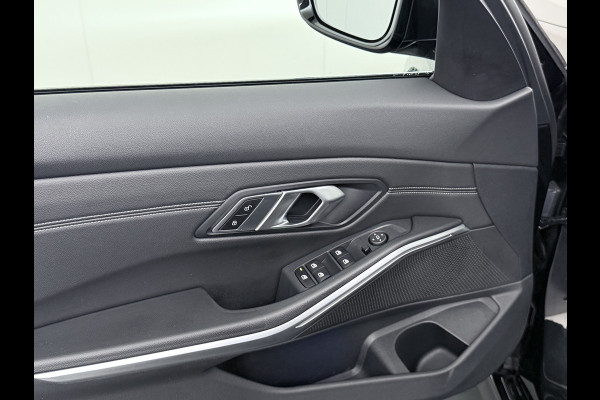BMW 3-serie 320i 2.0T 184pk AUT-8 Navi-Pro Apple Carplay Android Bordherk. Sport Line Shadow-Line Sportstoel+ 1/2 Leer PDC-a+v Teleservice D HiFi+9speakers Drive-Assist LED Connected-Services LED Live Cockpit Pro Active guard DAB WiFi 1600kg trekvermogen