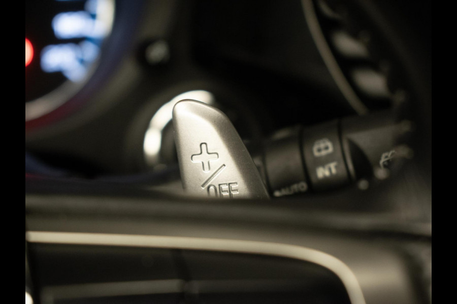 Mitsubishi Outlander 2.4 PHEV Intense Sport (APPLECARPLAY,CAMERA,PDC,STOELVERWARMING,CRUISE,SPORTSTOELEN,LM VELGEN,NETTE STAAT)