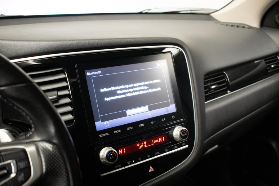 Mitsubishi Outlander 2.4 PHEV Intense Sport (APPLECARPLAY,CAMERA,PDC,STOELVERWARMING,CRUISE,SPORTSTOELEN,LM VELGEN,NETTE STAAT)