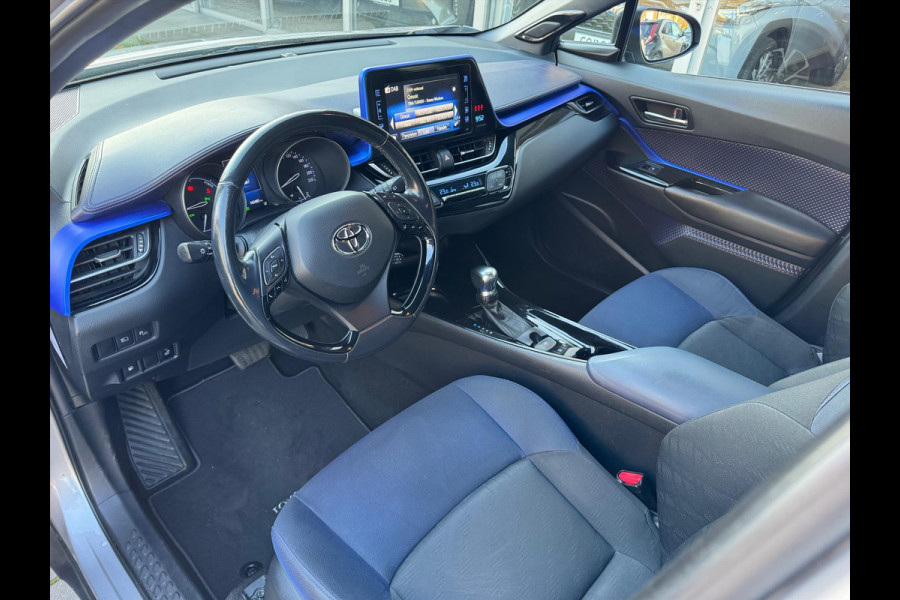 Toyota C-HR 1.8 Hybrid Bi-Tone Plus | JBL, LED Pakket, Dodehoekherkenning, Navigatie, Parkeersensoren, Stoelverwarming, Keyless, 18 inch