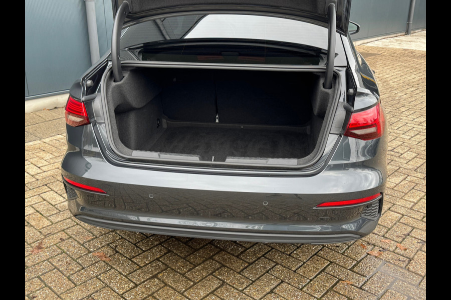 Audi A3 Limousine 30 TFSI Automaat * Carplay * Optiek Zwart * Parkeersensoren *