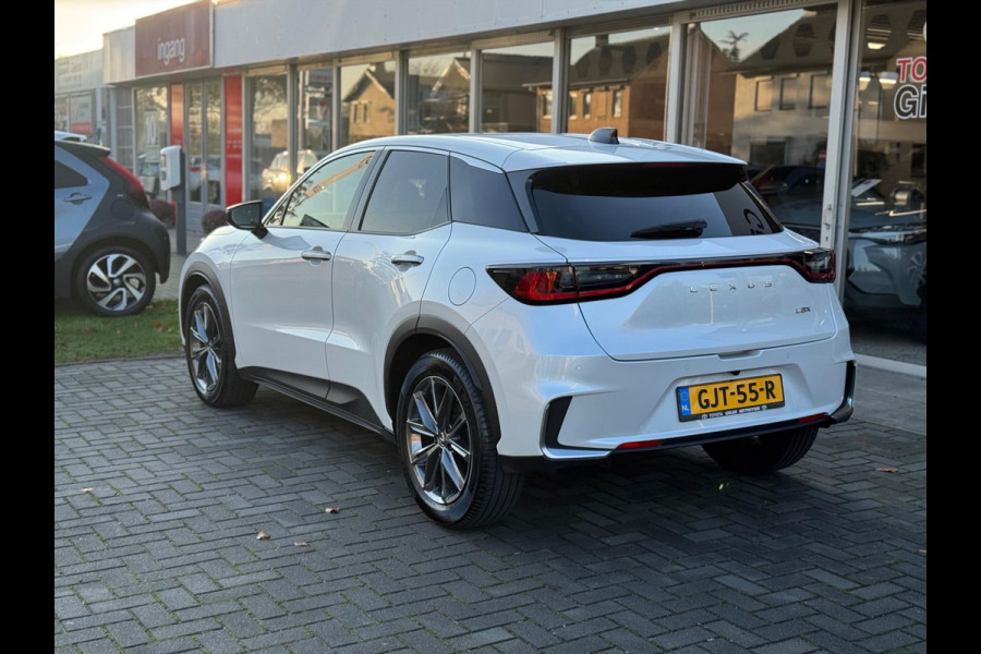 Lexus LBX 1.5 Hybrid Elegant | Leer, Privacy Glass, Stoel + Stuurverwarming, Dodehoekherkenning, Parkeersensoren, 18 inch