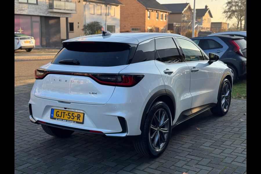 Lexus LBX 1.5 Hybrid Elegant | Leer, Privacy Glass, Stoel + Stuurverwarming, Dodehoekherkenning, Parkeersensoren, 18 inch
