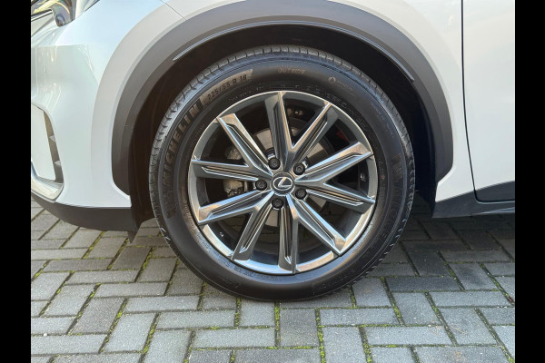 Lexus LBX 1.5 Hybrid Elegant | Leer, Privacy Glass, Stoel + Stuurverwarming, Dodehoekherkenning, Parkeersensoren, 18 inch