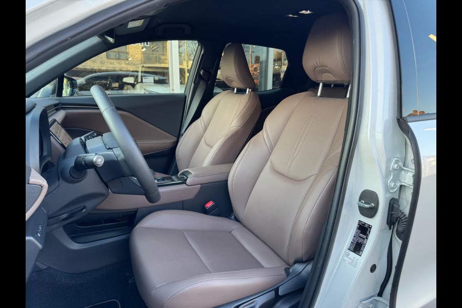 Lexus LBX 1.5 Hybrid Elegant | Leer, Privacy Glass, Stoel + Stuurverwarming, Dodehoekherkenning, Parkeersensoren, 18 inch