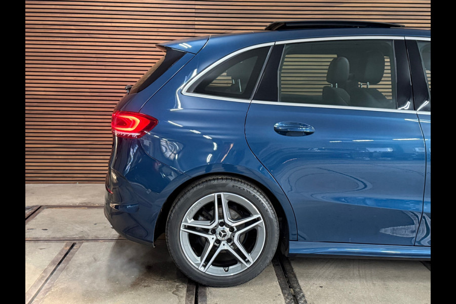 Mercedes-Benz B-Klasse 180 Business Solution AMG | Pano | Alcantara | 18' inch | DAB | Navigatie | Camera
