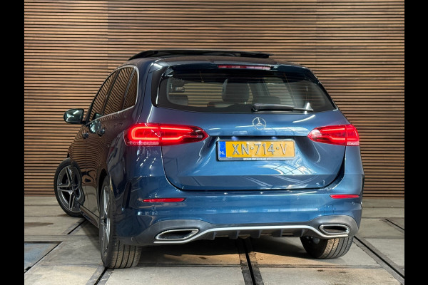Mercedes-Benz B-Klasse 180 Business Solution AMG | Pano | Alcantara | 18' inch | DAB | Navigatie | Camera