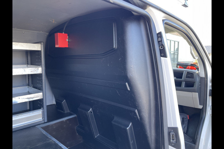 Volkswagen Transporter 2.0 TDI 102pk L1H1 Comfortline / vaste prijs rijklaar € 14.950 ex btw / bpm vrij / euro 6 diesel / Bott ingerichte laadruimte / airco / cruise / imperial / trekhaak !