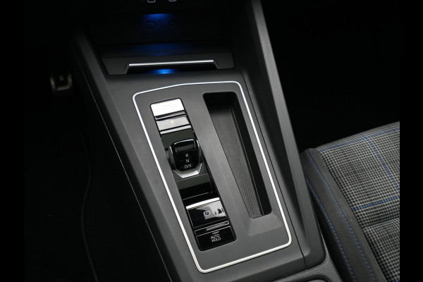 Volkswagen Golf 1.4 eHybrid 245pk GTE Panorama Trekhaak Camera Carplay Sideassist 327