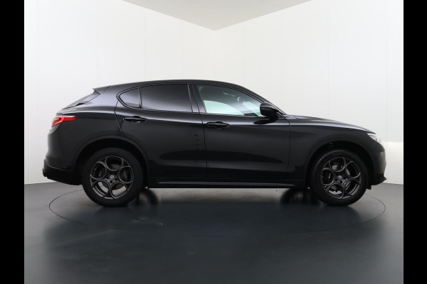 Alfa Romeo Stelvio 2.0 T AWD Super | BOMVOL| STOEL/ STUURVERW.| ELEK. ACHTERKLEP| CAMERA| MEM. STOEL| DODE HOEK| APPLE CARPLAY| RIJKLAARPRIJS. INCL 12 MND BOVAG GARANTIE