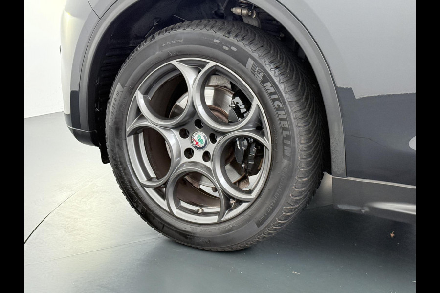 Alfa Romeo Stelvio 2.0 T AWD Super | BOMVOL| STOEL/ STUURVERW.| ELEK. ACHTERKLEP| CAMERA| MEM. STOEL| DODE HOEK| APPLE CARPLAY| RIJKLAARPRIJS. INCL 12 MND BOVAG GARANTIE