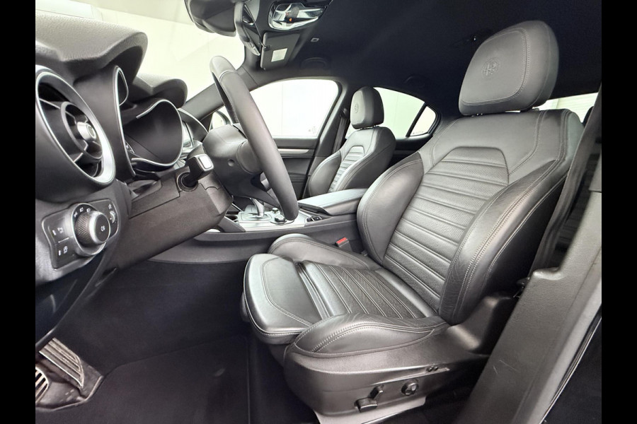 Alfa Romeo Stelvio 2.0 T AWD Super | BOMVOL| STOEL/ STUURVERW.| ELEK. ACHTERKLEP| CAMERA| MEM. STOEL| DODE HOEK| APPLE CARPLAY| RIJKLAARPRIJS. INCL 12 MND BOVAG GARANTIE