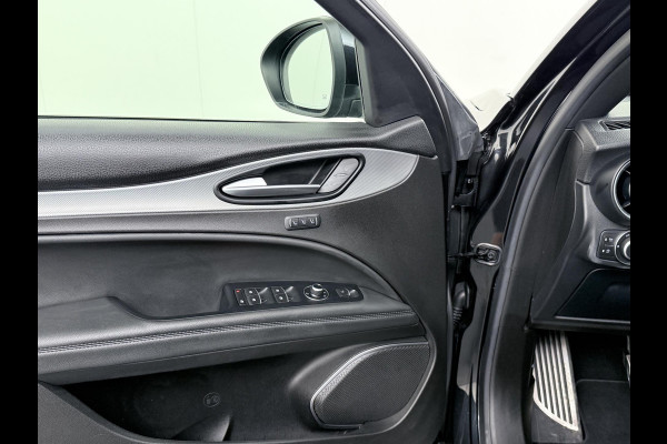 Alfa Romeo Stelvio 2.0 T AWD Super | BOMVOL| STOEL/ STUURVERW.| ELEK. ACHTERKLEP| CAMERA| MEM. STOEL| DODE HOEK| APPLE CARPLAY| RIJKLAARPRIJS. INCL 12 MND BOVAG GARANTIE