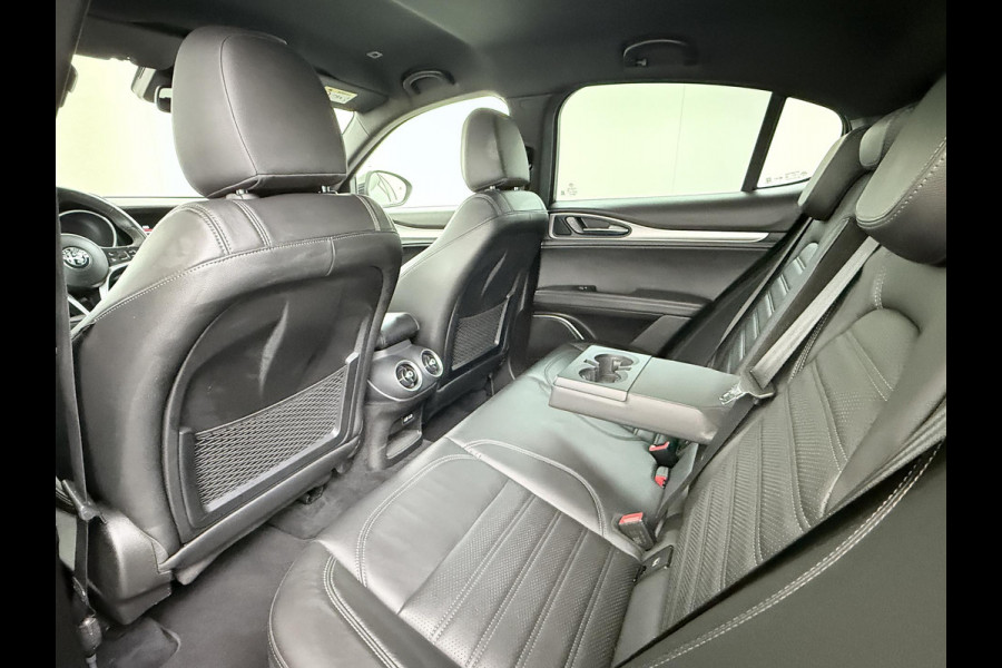 Alfa Romeo Stelvio 2.0 T AWD Super | BOMVOL| STOEL/ STUURVERW.| ELEK. ACHTERKLEP| CAMERA| MEM. STOEL| DODE HOEK| APPLE CARPLAY| RIJKLAARPRIJS. INCL 12 MND BOVAG GARANTIE