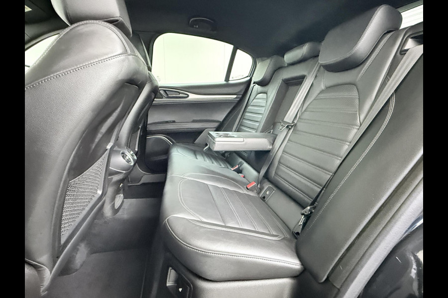 Alfa Romeo Stelvio 2.0 T AWD Super | BOMVOL| STOEL/ STUURVERW.| ELEK. ACHTERKLEP| CAMERA| MEM. STOEL| DODE HOEK| APPLE CARPLAY| RIJKLAARPRIJS. INCL 12 MND BOVAG GARANTIE
