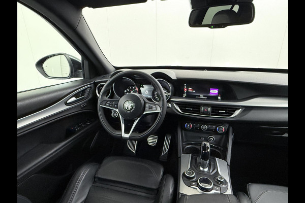 Alfa Romeo Stelvio 2.0 T AWD Super | BOMVOL| STOEL/ STUURVERW.| ELEK. ACHTERKLEP| CAMERA| MEM. STOEL| DODE HOEK| APPLE CARPLAY| RIJKLAARPRIJS. INCL 12 MND BOVAG GARANTIE