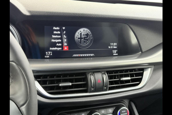 Alfa Romeo Stelvio 2.0 T AWD Super | BOMVOL| STOEL/ STUURVERW.| ELEK. ACHTERKLEP| CAMERA| MEM. STOEL| DODE HOEK| APPLE CARPLAY| RIJKLAARPRIJS. INCL 12 MND BOVAG GARANTIE