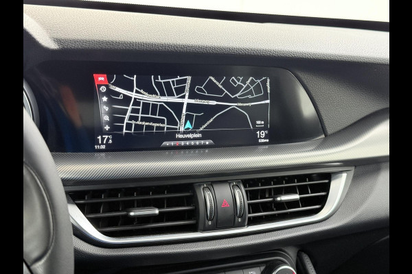 Alfa Romeo Stelvio 2.0 T AWD Super | BOMVOL| STOEL/ STUURVERW.| ELEK. ACHTERKLEP| CAMERA| MEM. STOEL| DODE HOEK| APPLE CARPLAY| RIJKLAARPRIJS. INCL 12 MND BOVAG GARANTIE