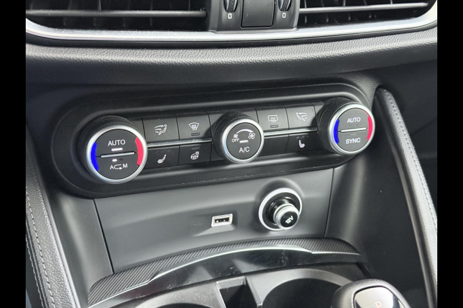 Alfa Romeo Stelvio 2.0 T AWD Super | BOMVOL| STOEL/ STUURVERW.| ELEK. ACHTERKLEP| CAMERA| MEM. STOEL| DODE HOEK| APPLE CARPLAY| RIJKLAARPRIJS. INCL 12 MND BOVAG GARANTIE