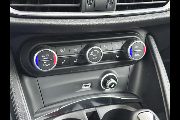 Alfa Romeo Stelvio 2.0 T AWD Super | BOMVOL| STOEL/ STUURVERW.| ELEK. ACHTERKLEP| CAMERA| MEM. STOEL| DODE HOEK| APPLE CARPLAY| RIJKLAARPRIJS. INCL 12 MND BOVAG GARANTIE