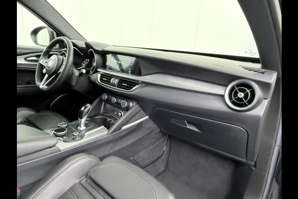 Alfa Romeo Stelvio 2.0 T AWD Super | BOMVOL| STOEL/ STUURVERW.| ELEK. ACHTERKLEP| CAMERA| MEM. STOEL| DODE HOEK| APPLE CARPLAY| RIJKLAARPRIJS. INCL 12 MND BOVAG GARANTIE