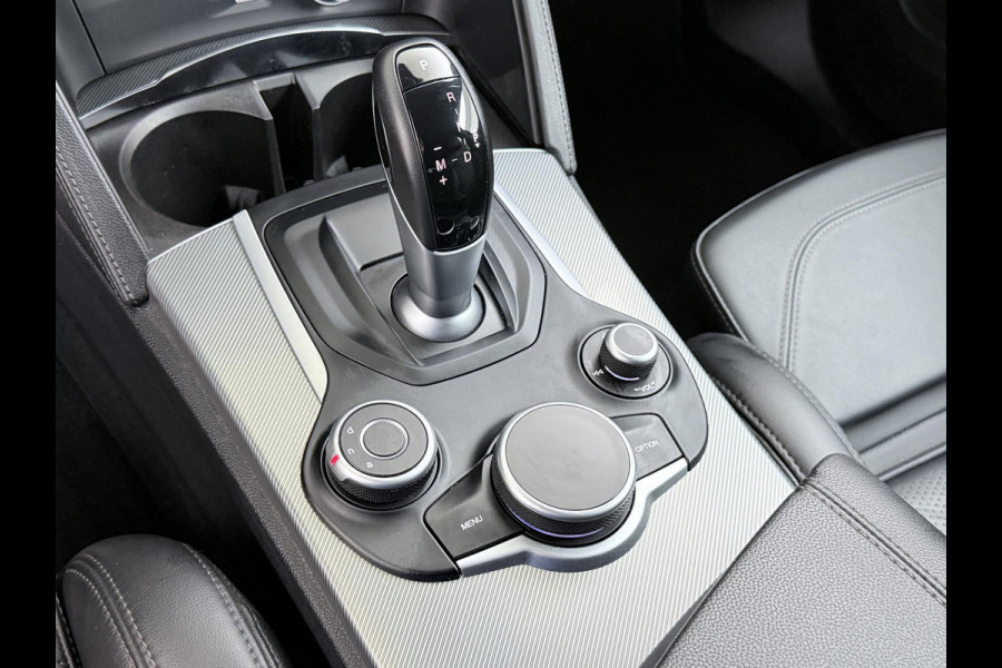 Alfa Romeo Stelvio 2.0 T AWD Super | BOMVOL| STOEL/ STUURVERW.| ELEK. ACHTERKLEP| CAMERA| MEM. STOEL| DODE HOEK| APPLE CARPLAY| RIJKLAARPRIJS. INCL 12 MND BOVAG GARANTIE