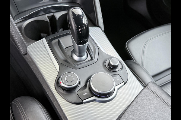 Alfa Romeo Stelvio 2.0 T AWD Super | BOMVOL| STOEL/ STUURVERW.| ELEK. ACHTERKLEP| CAMERA| MEM. STOEL| DODE HOEK| APPLE CARPLAY| RIJKLAARPRIJS. INCL 12 MND BOVAG GARANTIE