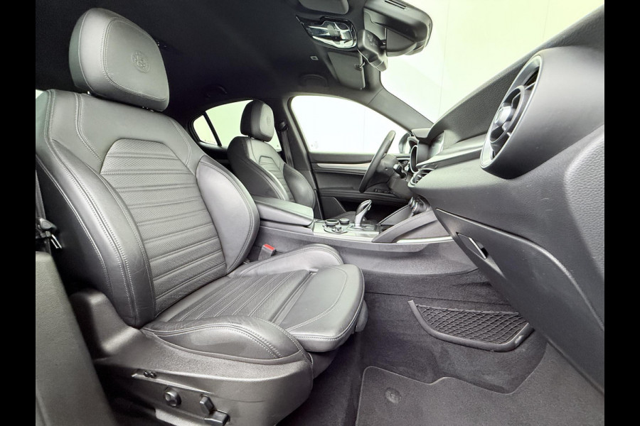 Alfa Romeo Stelvio 2.0 T AWD Super | BOMVOL| STOEL/ STUURVERW.| ELEK. ACHTERKLEP| CAMERA| MEM. STOEL| DODE HOEK| APPLE CARPLAY| RIJKLAARPRIJS. INCL 12 MND BOVAG GARANTIE