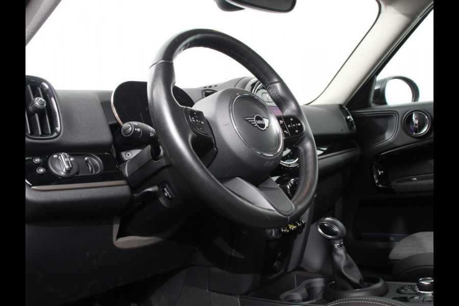 MINI Countryman PHEV 2.0 Cooper S E ALL4 Classic | Navigatie | Parkeersensoren achter | Achteruitrij camera | Cruise Control | Airco | 17” Lichtmetalen Velgen | Dakrails | Verwarmde voorstoelen | LED