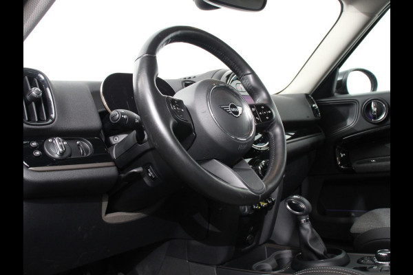 MINI Countryman PHEV 2.0 Cooper S E ALL4 Classic | Navigatie | Parkeersensoren achter | Achteruitrij camera | Cruise Control | Airco | 17” Lichtmetalen Velgen | Dakrails | Verwarmde voorstoelen | LED