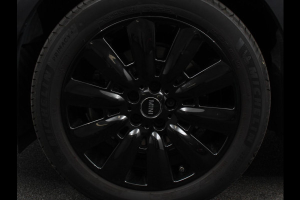 MINI Countryman PHEV 2.0 Cooper S E ALL4 Classic | Navigatie | Parkeersensoren achter | Achteruitrij camera | Cruise Control | Airco | 17” Lichtmetalen Velgen | Dakrails | Verwarmde voorstoelen | LED