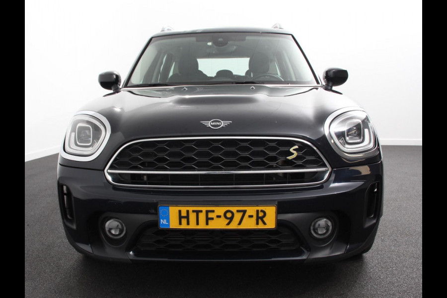 MINI Countryman PHEV 2.0 Cooper S E ALL4 Classic | Navigatie | Parkeersensoren achter | Achteruitrij camera | Cruise Control | Airco | 17” Lichtmetalen Velgen | Dakrails | Verwarmde voorstoelen | LED
