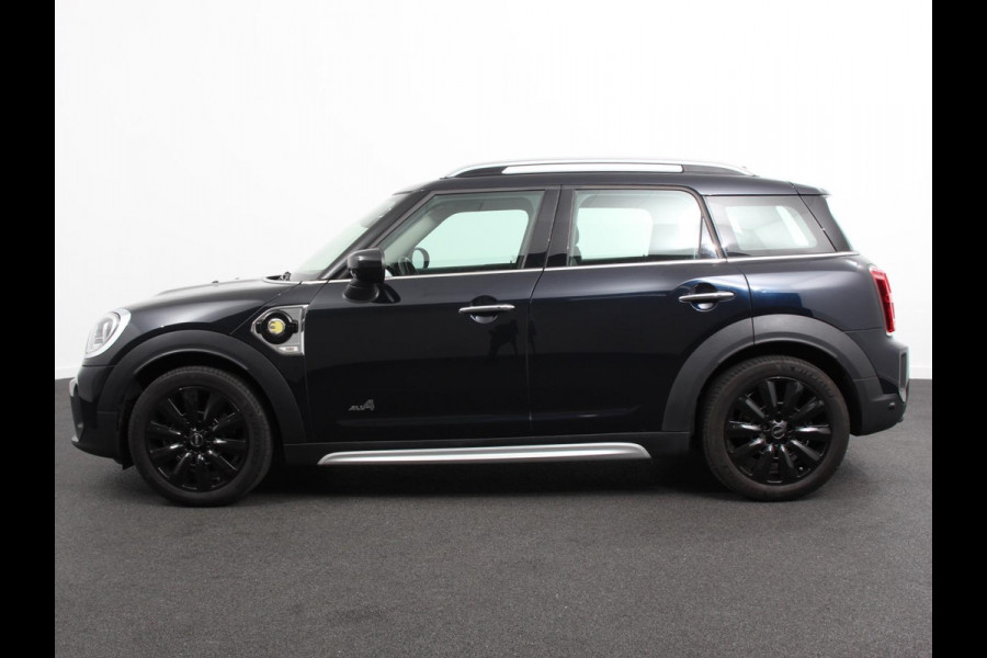 MINI Countryman PHEV 2.0 Cooper S E ALL4 Classic | Navigatie | Parkeersensoren achter | Achteruitrij camera | Cruise Control | Airco | 17” Lichtmetalen Velgen | Dakrails | Verwarmde voorstoelen | LED