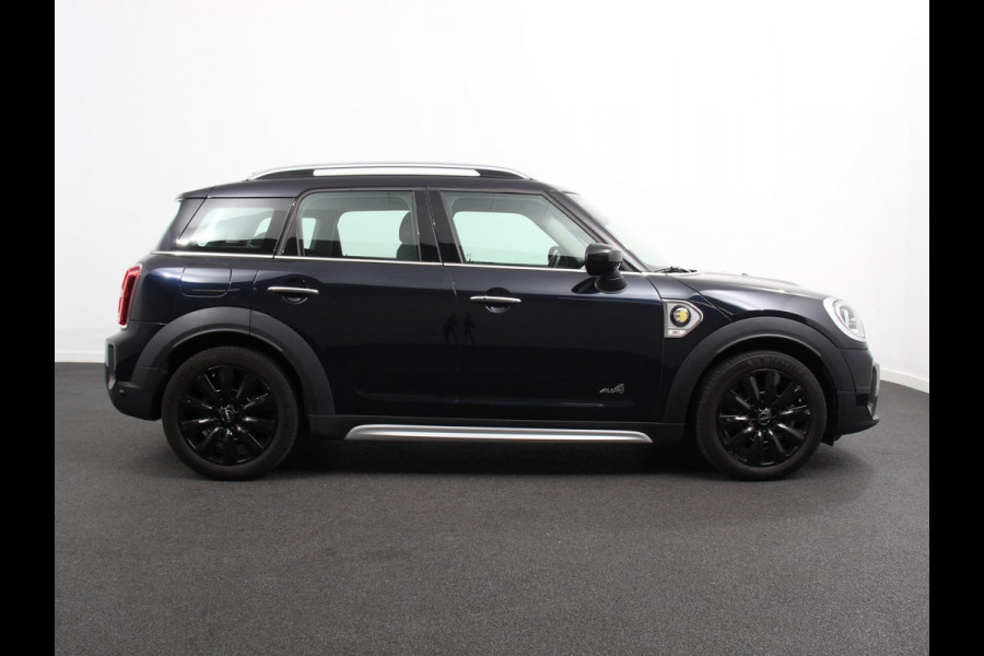 MINI Countryman PHEV 2.0 Cooper S E ALL4 Classic | Navigatie | Parkeersensoren achter | Achteruitrij camera | Cruise Control | Airco | 17” Lichtmetalen Velgen | Dakrails | Verwarmde voorstoelen | LED