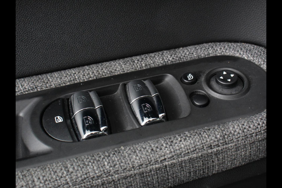 MINI Countryman PHEV 2.0 Cooper S E ALL4 Classic | Navigatie | Parkeersensoren achter | Achteruitrij camera | Cruise Control | Airco | 17” Lichtmetalen Velgen | Dakrails | Verwarmde voorstoelen | LED