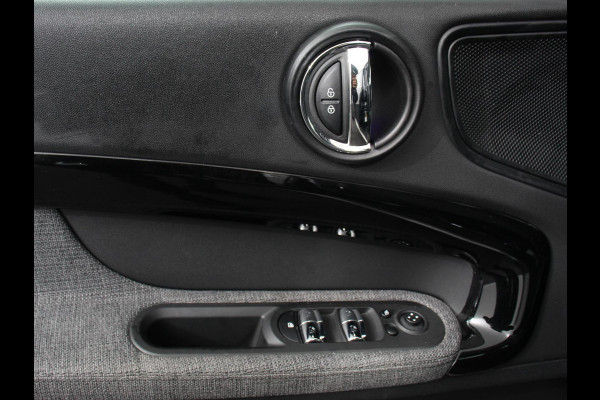 MINI Countryman PHEV 2.0 Cooper S E ALL4 Classic | Navigatie | Parkeersensoren achter | Achteruitrij camera | Cruise Control | Airco | 17” Lichtmetalen Velgen | Dakrails | Verwarmde voorstoelen | LED