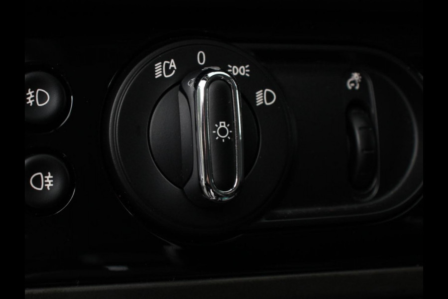 MINI Countryman PHEV 2.0 Cooper S E ALL4 Classic | Navigatie | Parkeersensoren achter | Achteruitrij camera | Cruise Control | Airco | 17” Lichtmetalen Velgen | Dakrails | Verwarmde voorstoelen | LED