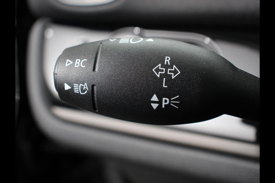 MINI Countryman PHEV 2.0 Cooper S E ALL4 Classic | Navigatie | Parkeersensoren achter | Achteruitrij camera | Cruise Control | Airco | 17” Lichtmetalen Velgen | Dakrails | Verwarmde voorstoelen | LED