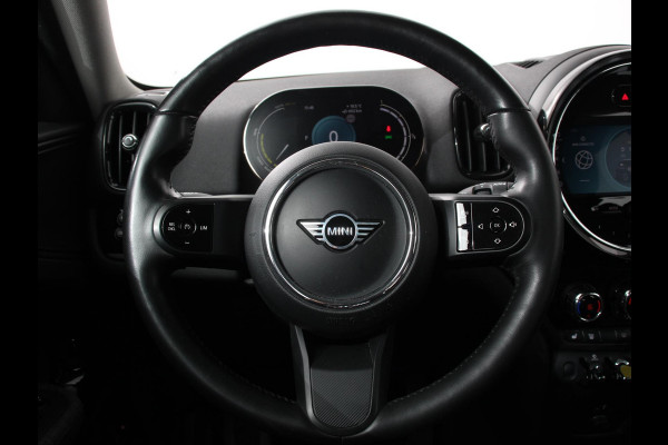MINI Countryman PHEV 2.0 Cooper S E ALL4 Classic | Navigatie | Parkeersensoren achter | Achteruitrij camera | Cruise Control | Airco | 17” Lichtmetalen Velgen | Dakrails | Verwarmde voorstoelen | LED