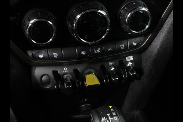 MINI Countryman PHEV 2.0 Cooper S E ALL4 Classic | Navigatie | Parkeersensoren achter | Achteruitrij camera | Cruise Control | Airco | 17” Lichtmetalen Velgen | Dakrails | Verwarmde voorstoelen | LED